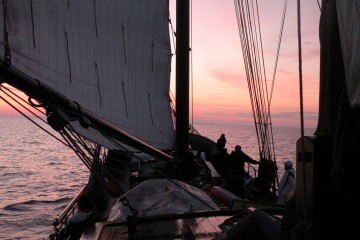 Segeln in den Sonnenuntergang auf der Jan Huygen