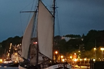 Hamburg im Abendlicht erleben auf der Jan Huygen