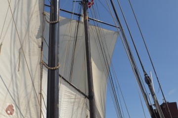 Jan Huygen mit besonderer Takelage unterwegs nach Stralsund