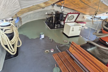 Das Deck wird gruen und die neue Luke ist auch fertig