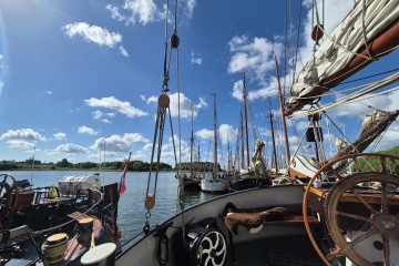 Der Hafen fuellt sich schoenes Wetter zur Heringsregatta