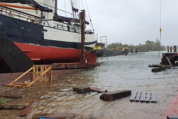 Fast schwimmt sie schon wieder Hochwasser auf der Werft