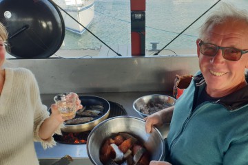 Frischer Fisch auf dem Grill in den schwedischen Schaeren