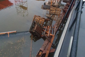 Hochwsser auf der Werft. Wir haben zufaellig den besten Platz ausgesucht.