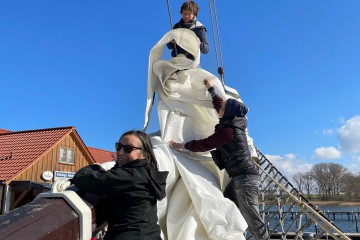 Viele Helfer beim Segelanschlagen