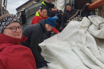 Viele Helfer zum Segel abschlagen